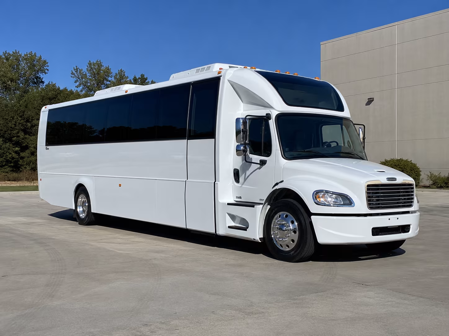 hollywood 28 passenger party bus